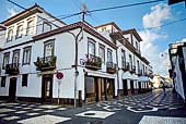 Azzorre - Isola Sao Miguel, Ponta Delgada. La caratteristica pavimentazione portoghese del centro storico. Qui siamo in Rua Marchese di Monfort.